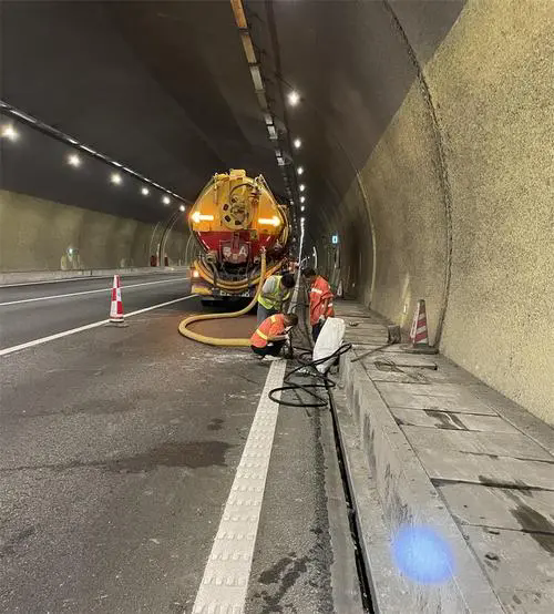 松桃隧道排水渠清淤